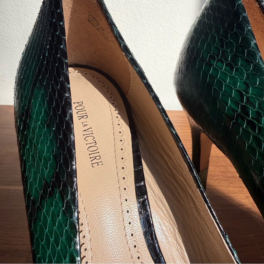 Pour La Victoire Green & Black Genuine Snakeskin Pumps, size 7 - Picture 5 of 13